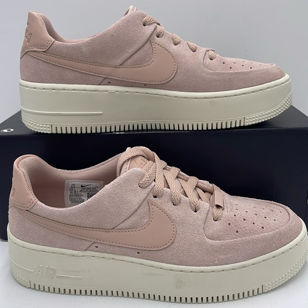 Nike WMNS Air Force 1 Sage Low
Platform Sneakers
Particle Beige/Phant
AR5339-201